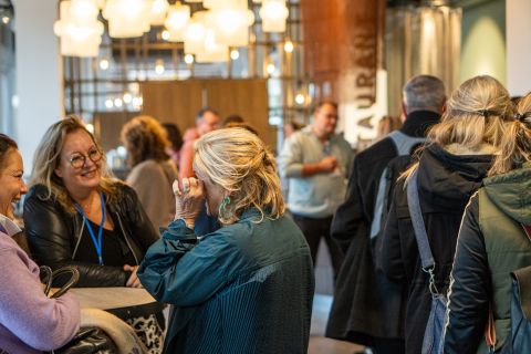 Mensen praten met elkaar in de pauze van het symposium